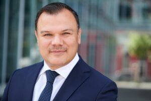 Muhlis Sahin, externe Fachkraft für Arbeitssicherheit von KUHP Arbeitssicherheit, unterstützt Unternehmen bei Gefährdungsbeurteilungen und Arbeitsschutzmaßnahmen.